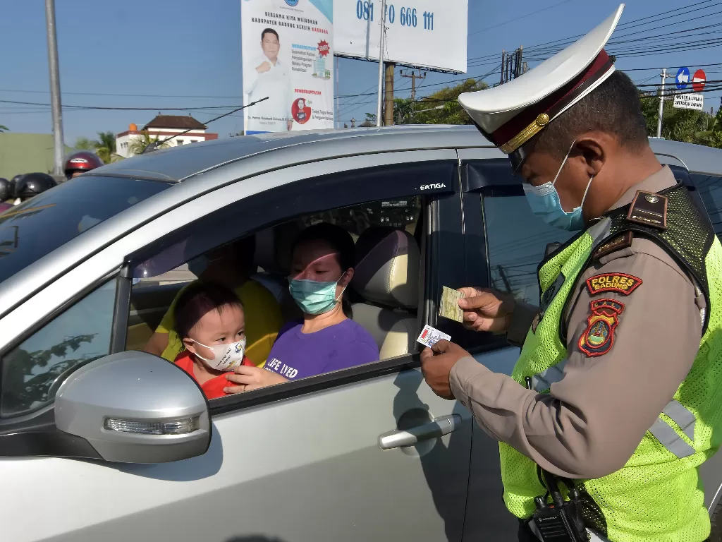 Petugas gabungan memeriksa mobil berplat luar Bali (ANTARA FOTO/Nyoman Hendra Wibowo)