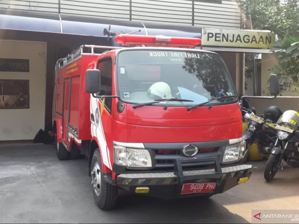 Mobil Pemadam Kebakaran (Damkar) milik Suku Dinas Pemadam Kebakaran Jakarta Utara yang hilang kini diamankan di Polsek Tanjung Priok. (ANTARA News/Fianda Rassat)