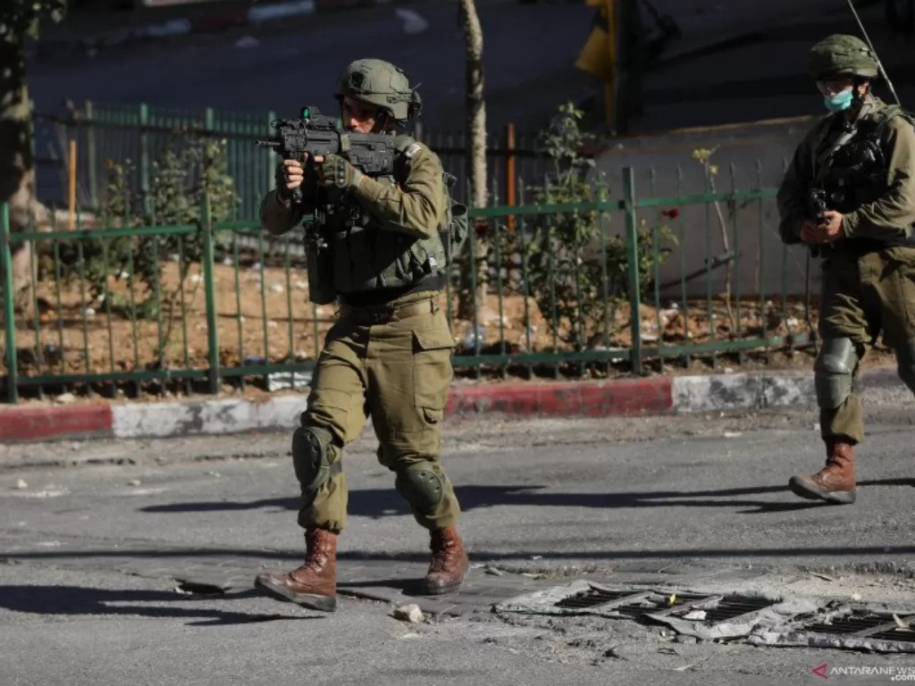 Dokumentasi - Tentara Israel membidikkan senapannya ke arah demonstran Palestina saat terjadi bentrokan usai aksi demonstrasi menolak rencana aneksasi Israel di Kota Hebron, Tepi Barat, Jumat (3/7/2020). (ANTARA/Xinhua/Mamoun Wazwaz)
