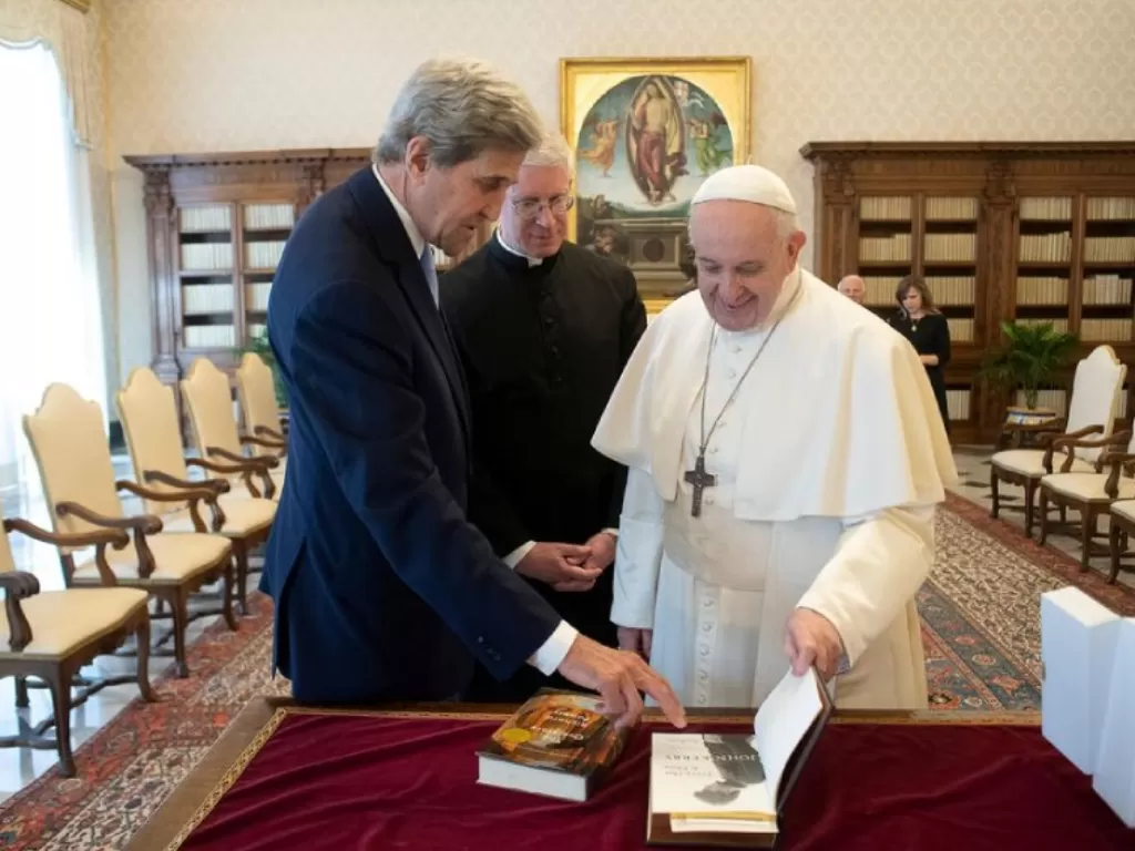 Foto selebaran. Paus Fransiskus bertemu dengan utusan iklim AS John Kerry di Vatikan, pada 15 Mei 2021. (photo/REUTERS via Vatican Media)
