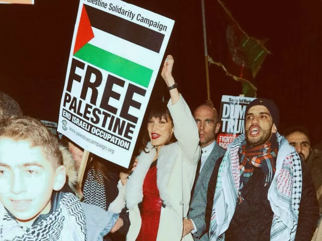 Bella Hadid saat turun ke jalan mendukung Palestina (Instagram @bellahadid).