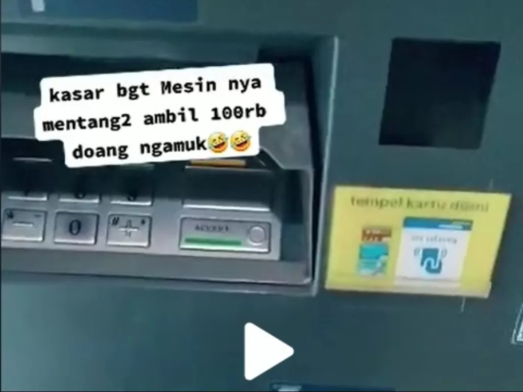 Mesin ATM yang ngambek (Instagram @naomisitopu