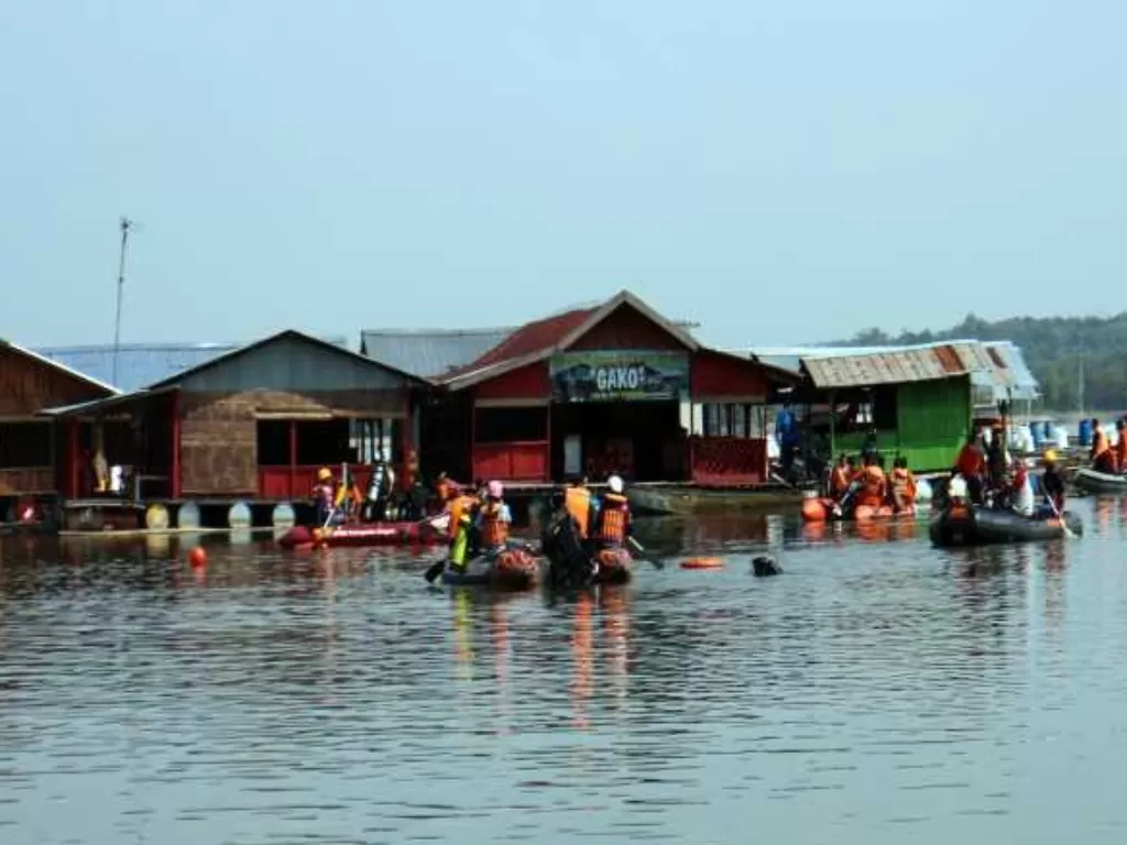 Perahu tenggelam di Waduk Kedung Ombo. (ANTARA/Bambang Dwi Marwoto)