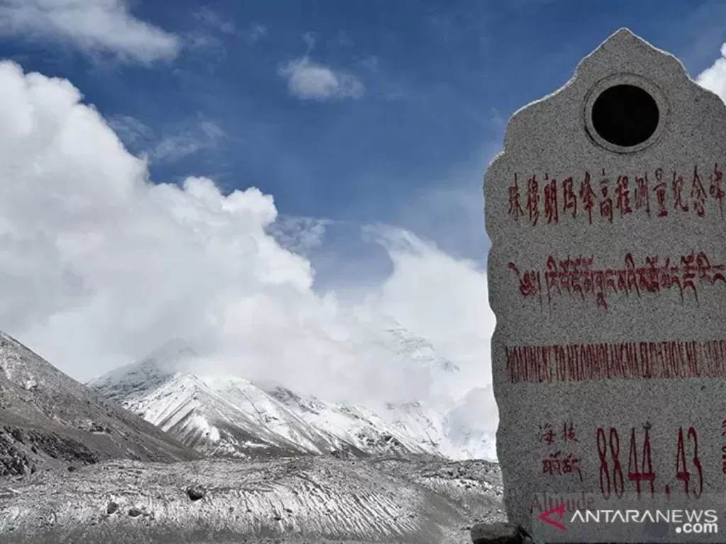 Gunung Everest dari sisi Tibet, Tiongkok. (REUTERS/ChinaImages)
