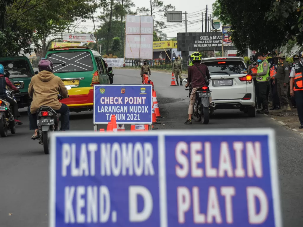 Penyekatan Mudik di Cibiru, Bandung (ANTARA FOTO/Raisan Al Farisi/foc.)