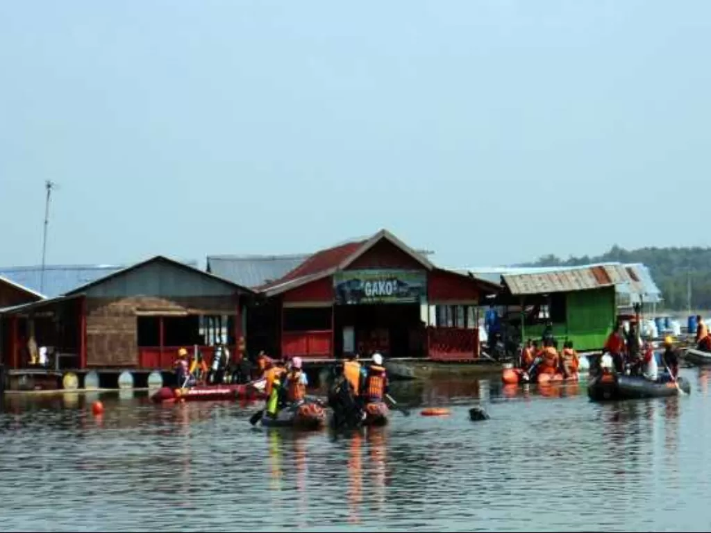Sejumlah relawan SAR gabungan saat proses pencarian korban kecelakaan air perahu tenggelam di Dukuh Bulu, Desa Wonoharjo, Kecamatan Kemusu, Kabupaten Boyolali, Jawa Tengah, Minggu (16/5/2021) (ANTARA/Bambang Dwi Marwoto)