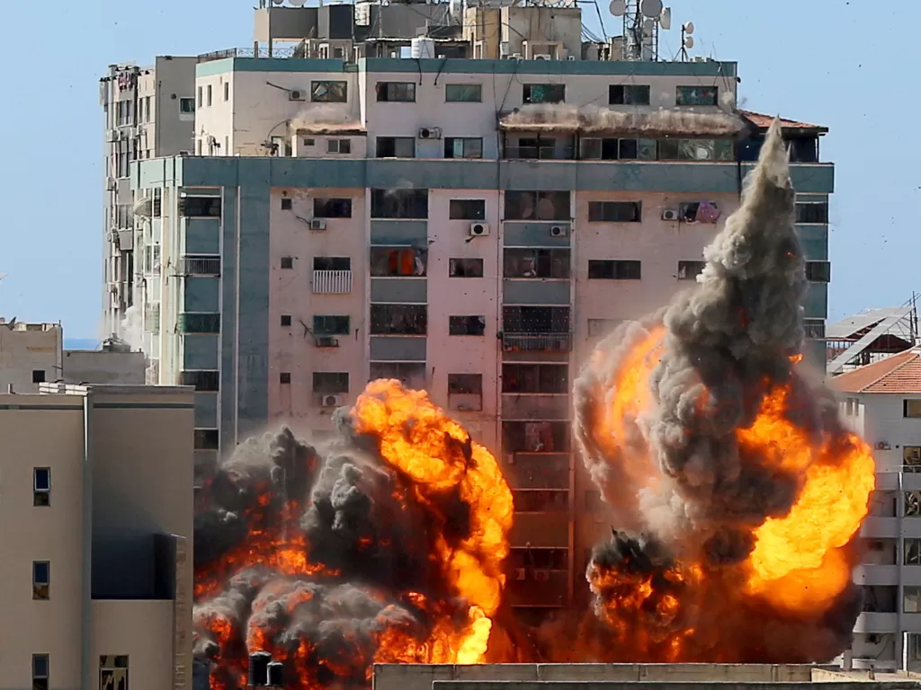 Israel serang sebuah gedung tempat tinggal di Gaza(REUTERS/Ashraf Abu Amrah/File Photo)