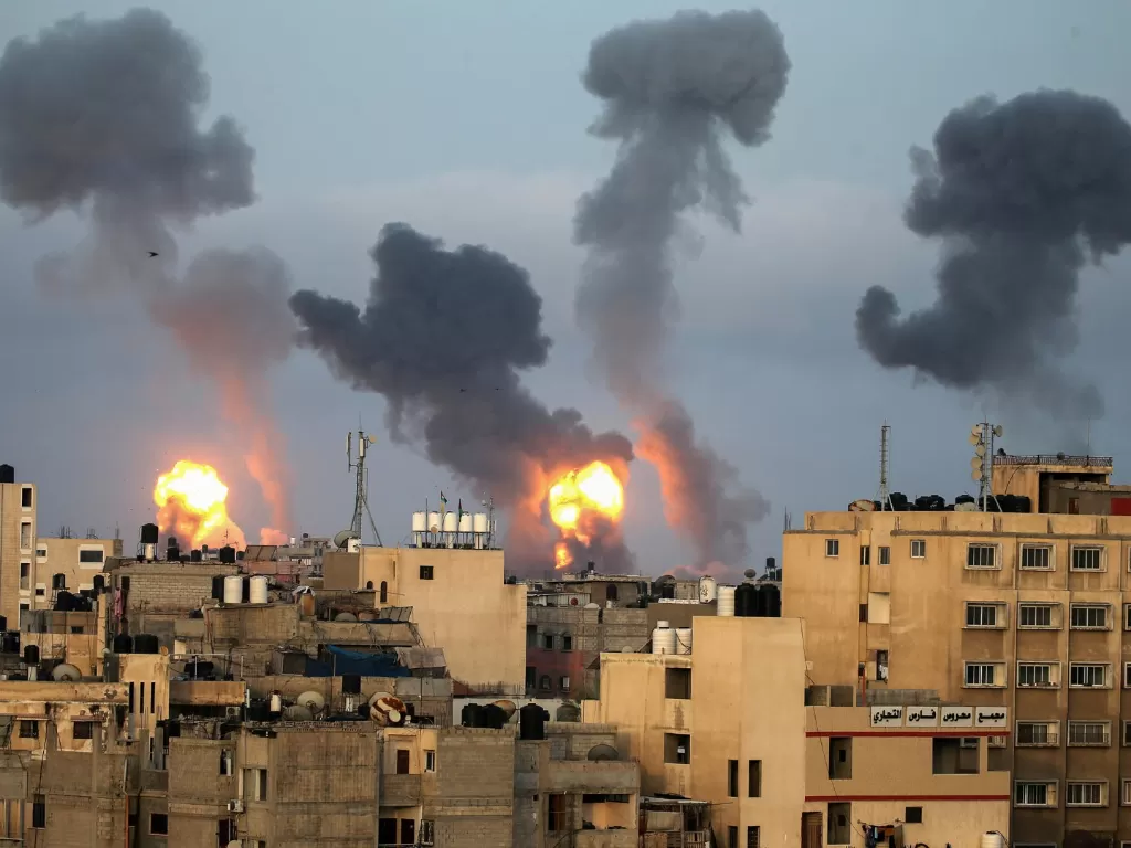 Api dan asap muncul selama serangan udara Israel di tengah meningkat nya kekerasan Israel-Palestina, di Jalur Gaza selatan, Selasa (11/5/2021). (ANTARA FOTO/REUTERS/Ibraheem Abu Mustafa)