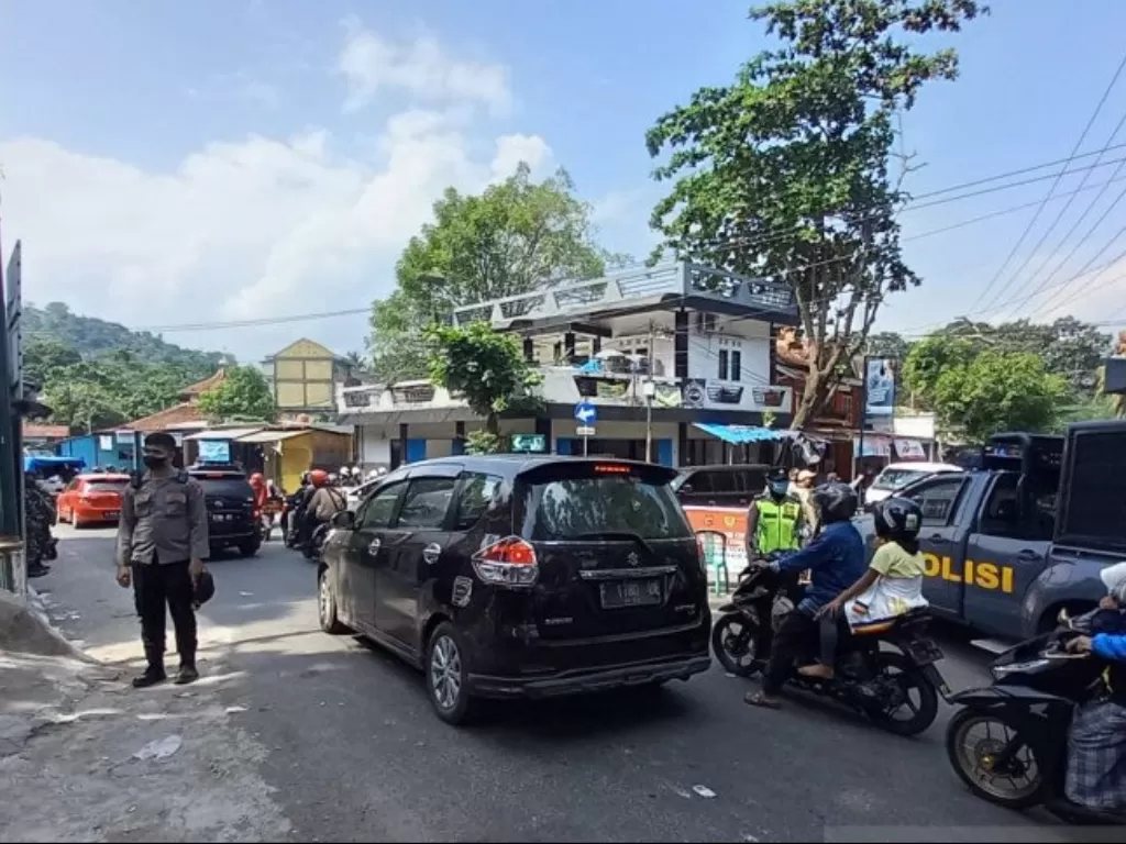  Petugas gabungan lakukan penjagaan di lokasi pintu masuk menuju objek wisata Palabuhanratu, Kab Sukabumi, Jabar pascadikeluarkannya kebijakan dari pemda setempat terkait penutupan seluruh lokasi wisata untuk cegah penyebaran COVID-19. (ANTARA)