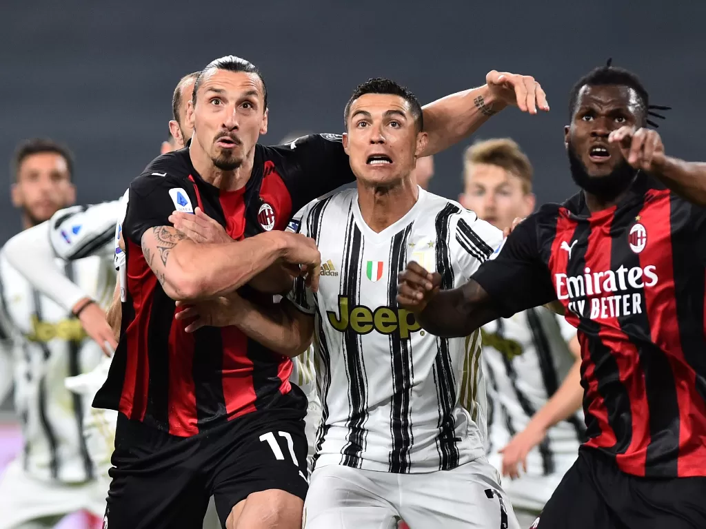 Zlatan Ibrahimovic (AC Milan) dan Cristiano Ronaldo (Juventus) berebut bola (REUTERS/Massimo Pinca)