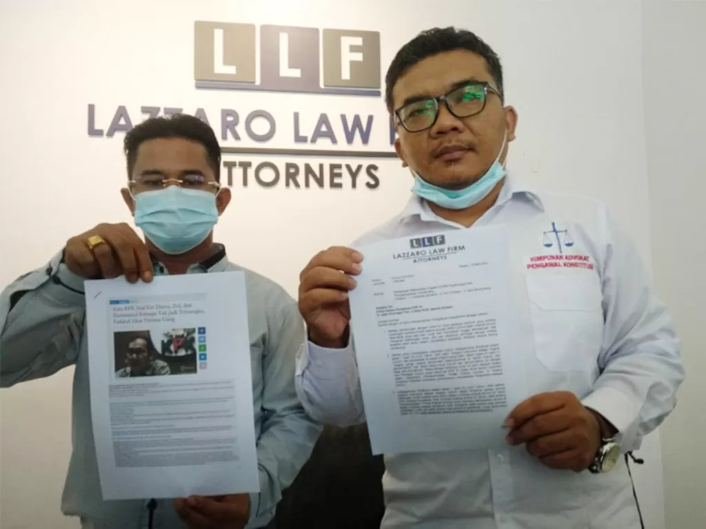 Rinto Maha dan Yudika Purba dari Lazzaro Law Firm laporkan Saut Situmorang. (Indozone.id)