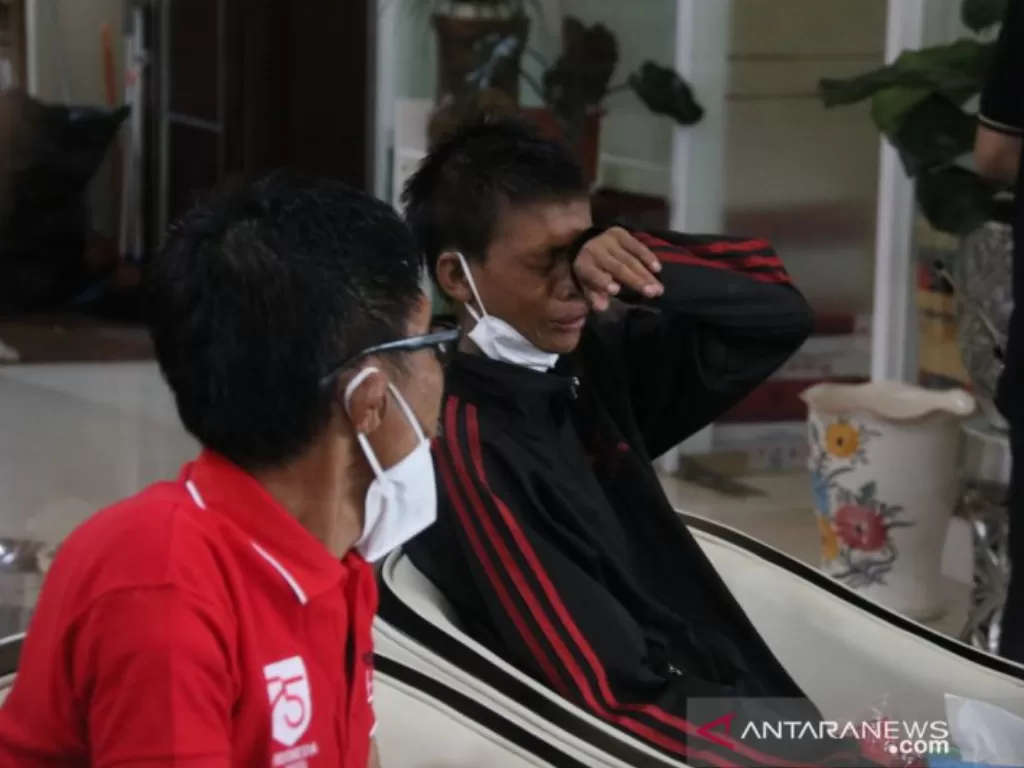 Salwa (14) menangis saat curhat dengan Menteri Sosial Tri Rismaharini di Kantor Kementerian Sosial di Jakarta, Selasa (18/5/2021). (Dok. Kemensos RI)