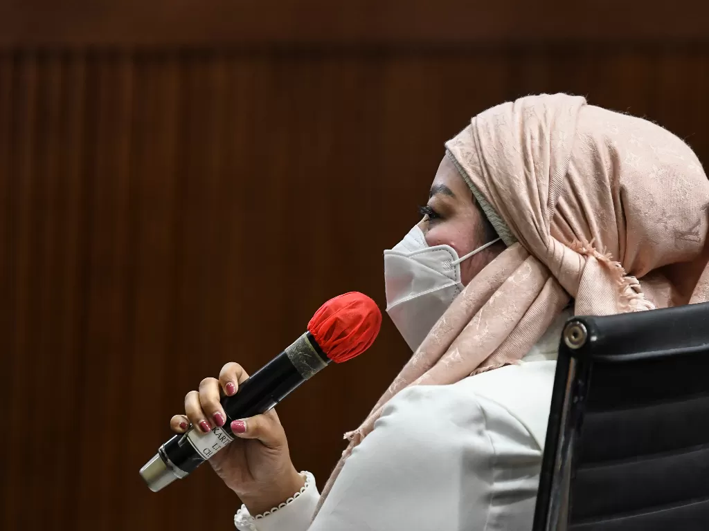 Istri dari terdakwa kasus suap izin ekspor benih lobster tahun 2020 Edhy Prabowo, Iis Rosita Dewi memberikan kesaksian bagi Edhy Prabowo saat sidang di Pengadilan Tipikor, Jakarta, Selasa (18/5/2021). (ANTARA/M Risyal Hidayat)