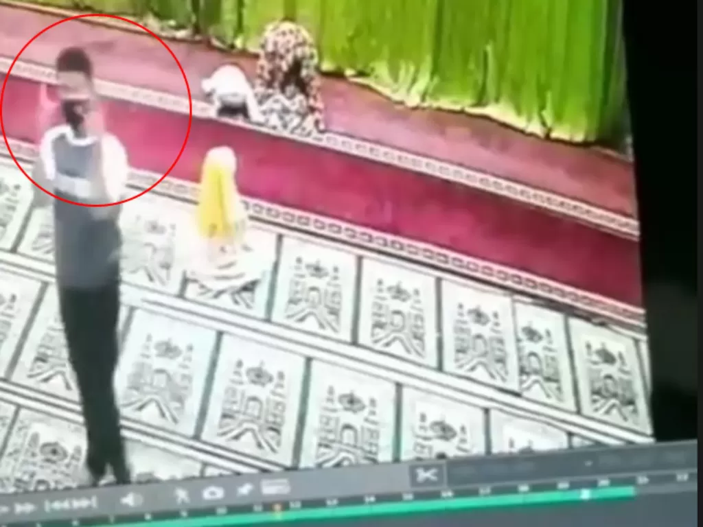Usai lakukan pelecehan pada anak perempuan di masjid, pria ini beri salam metal. (Ist)