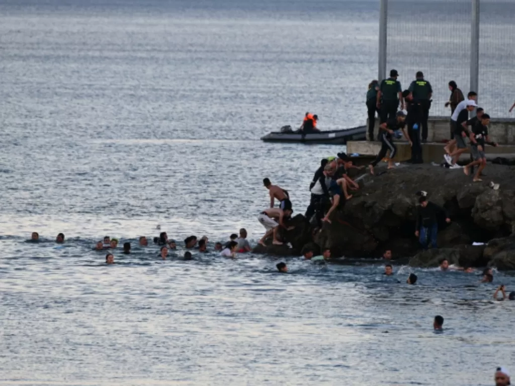 Migran datang dengan cara berenang (BackGrid)