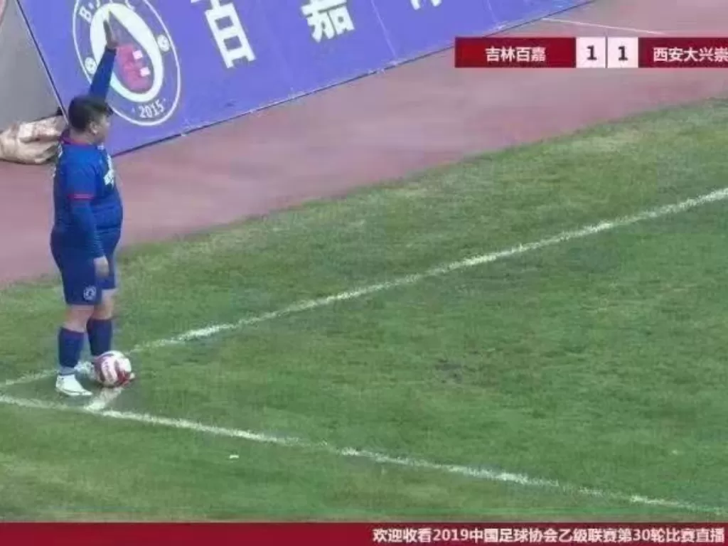 Pengusaha kaya raya di China membeli klub bola dan minta anaknya dimainkan (VIA TUDNUSA).
