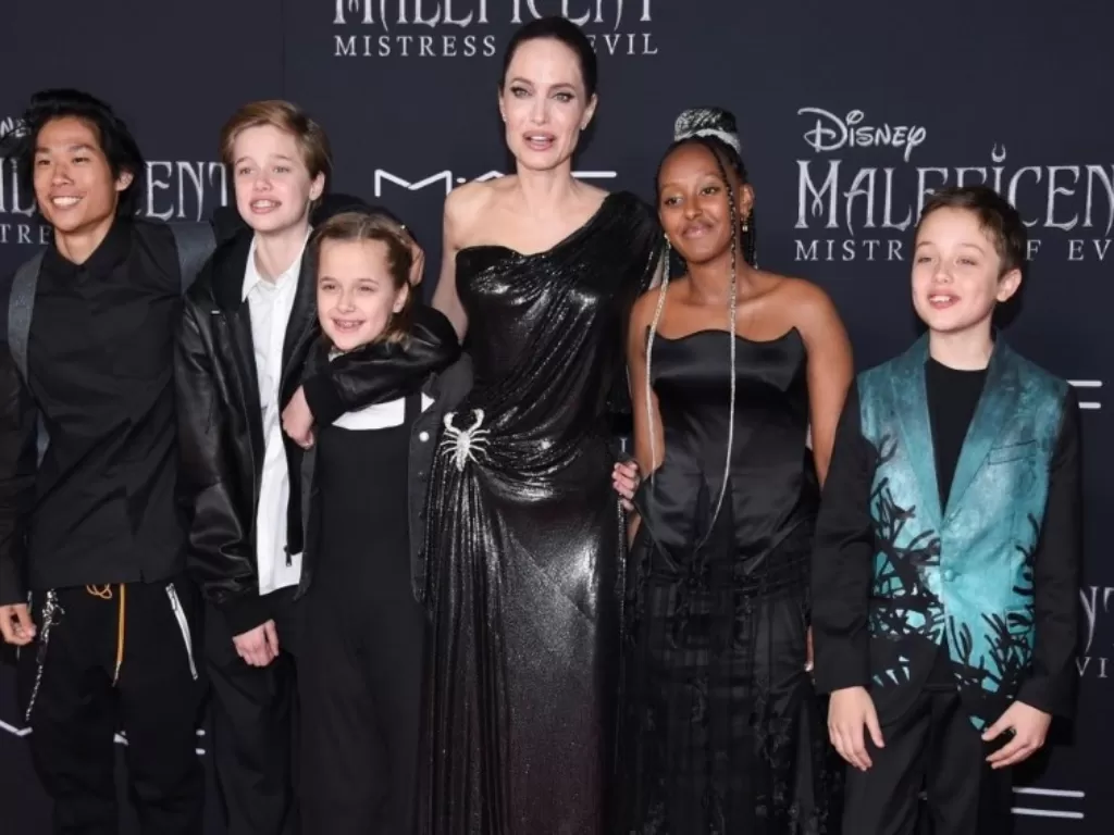 Angelina Jolie dengan anak-anak, dari kiri, Pax Thien Jolie-Pitt, Shiloh Nouvel Jolie-Pitt, Vivienne Marcheline Jolie-Pitt, Zahara Marley Jolie-Pitt dan Knox Leon Jolie-Pitt pada September 2019. (photo/Dok. Asia One via REUTERS)