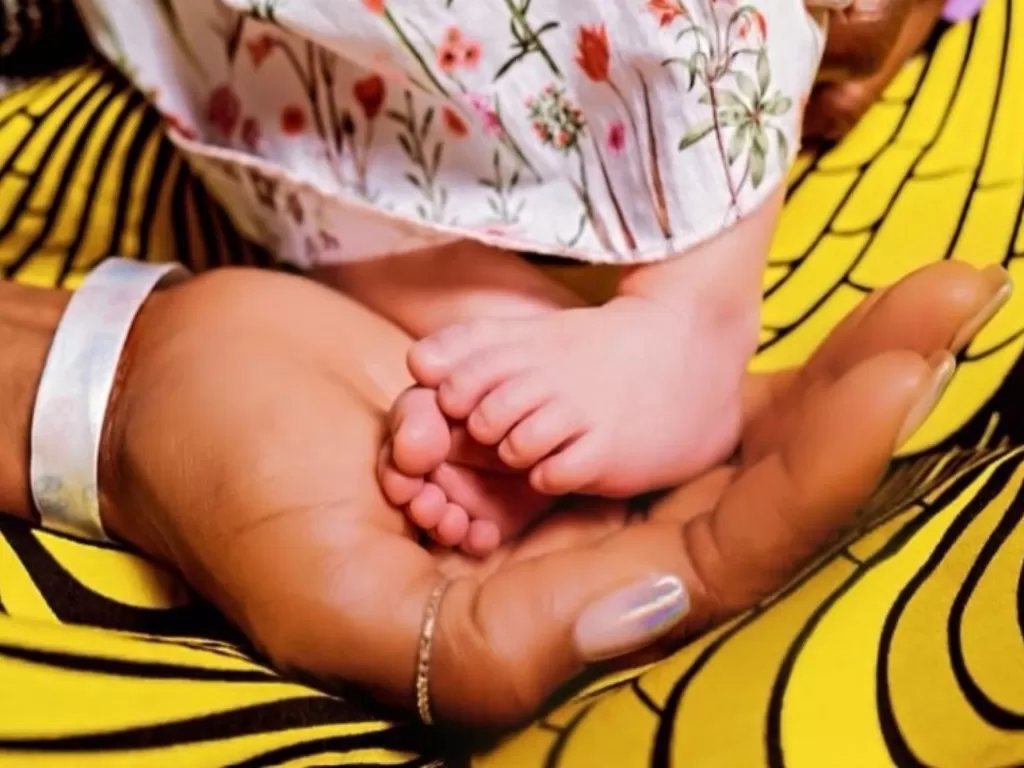 Model Naomi Campbell membagikan foto dirinya sedang menggendong kaki putrinya. (photo/Instagram/@naomi)