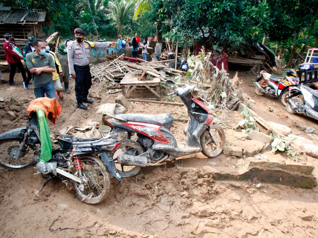 Kendaraan warga yang rusak terdampak banjir bandang (ANTARA FOTO/Yulius Satria Wijaya)