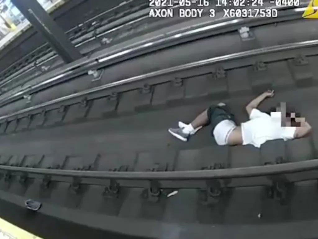 Seorang pria jatuh dan pingsan di rel kereta api (NYPD)