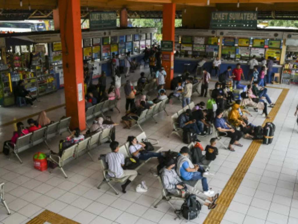 Calon pemudik di Terminal Kampung Rambutan (ANTARA/Galih Pradipta)