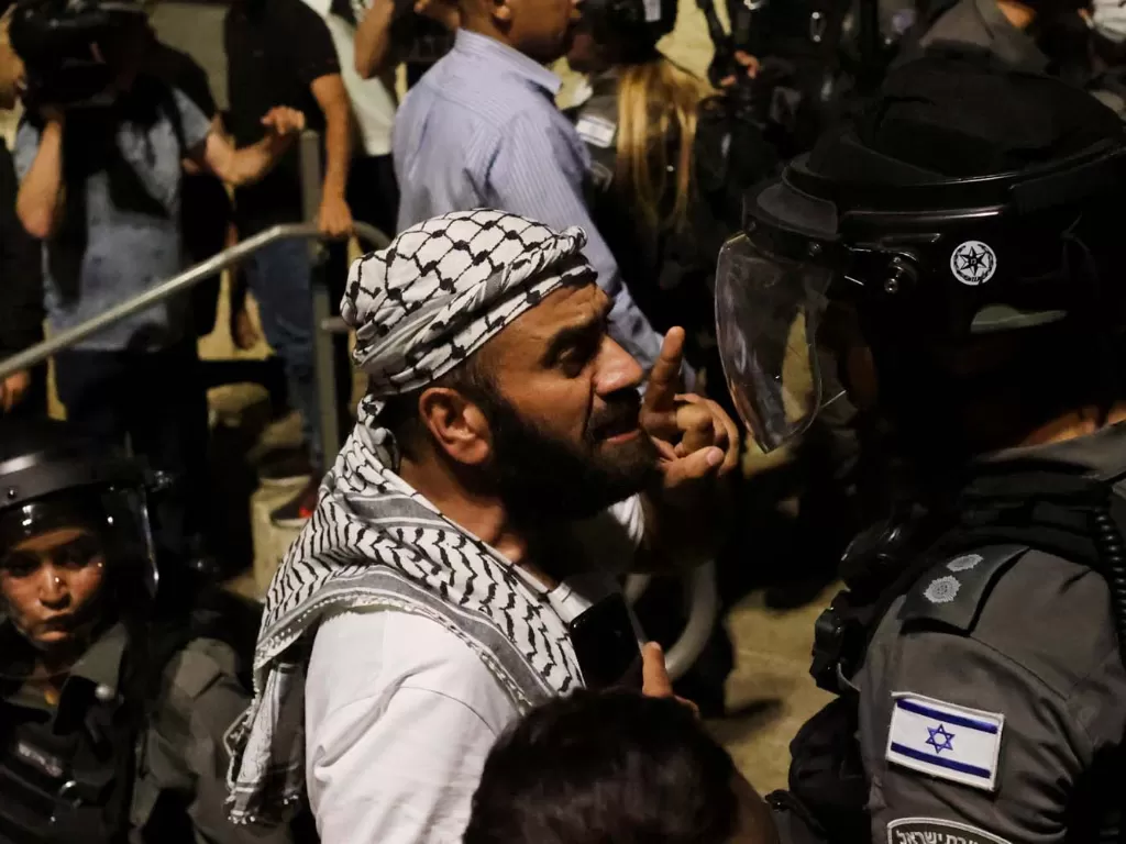 Pria Palestina berhadapan dengan tentara Israel (ANTARA FOTO/REUTERS/Ronen Zvulun/AWW/sa.)
