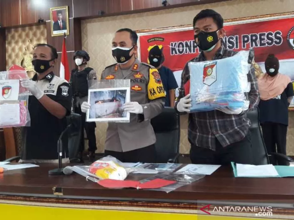 Polisi menunjukkan sejumlah barang bukti kekerasan terhadap anak di bawah umur yang mengakibatkan korban meninggal dunia di Dusun Paponan, Desa Bejen, Kecamatan Bejen, Kabupaten Temanggung. (photo/ANTARA/Heru Suyitno)