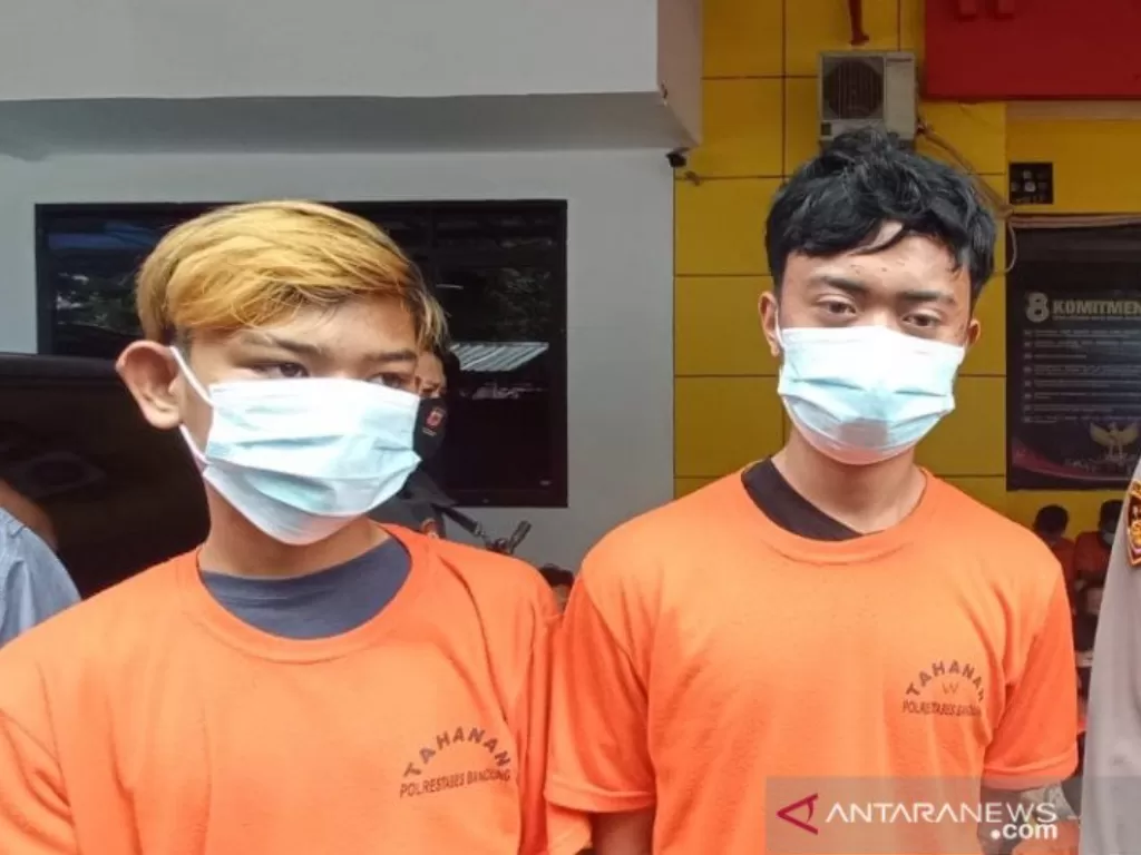 Dua pengamen pelaku pemerasan dibekuk Satuan Reserse Kriminal (Satreskrim) Polrestabes Bandung, Rabu (19/5/2021). (ANTARA/Bagus Ahmad Rizaldi)