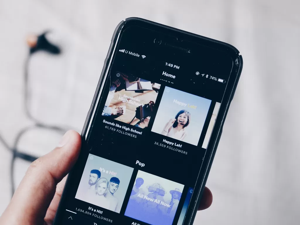 Tampilan aplikasi streaming musik Spotify di smartphone (photo/Unsplash/Fixelgraphy)