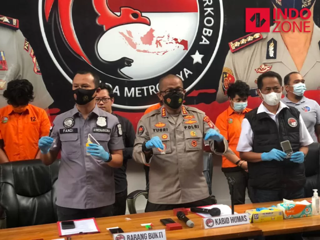 Konferensi pers kasus narkotika anak Rita Sugiarto, Raffi Zimah di Polda Metro Jaya, Jakarta (INDOZONE/Samsudhuha Wildansyah)