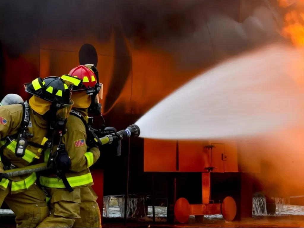 Ilustrasi pemadam kebakaran memadamkan api. (Pexels/Pixabay)