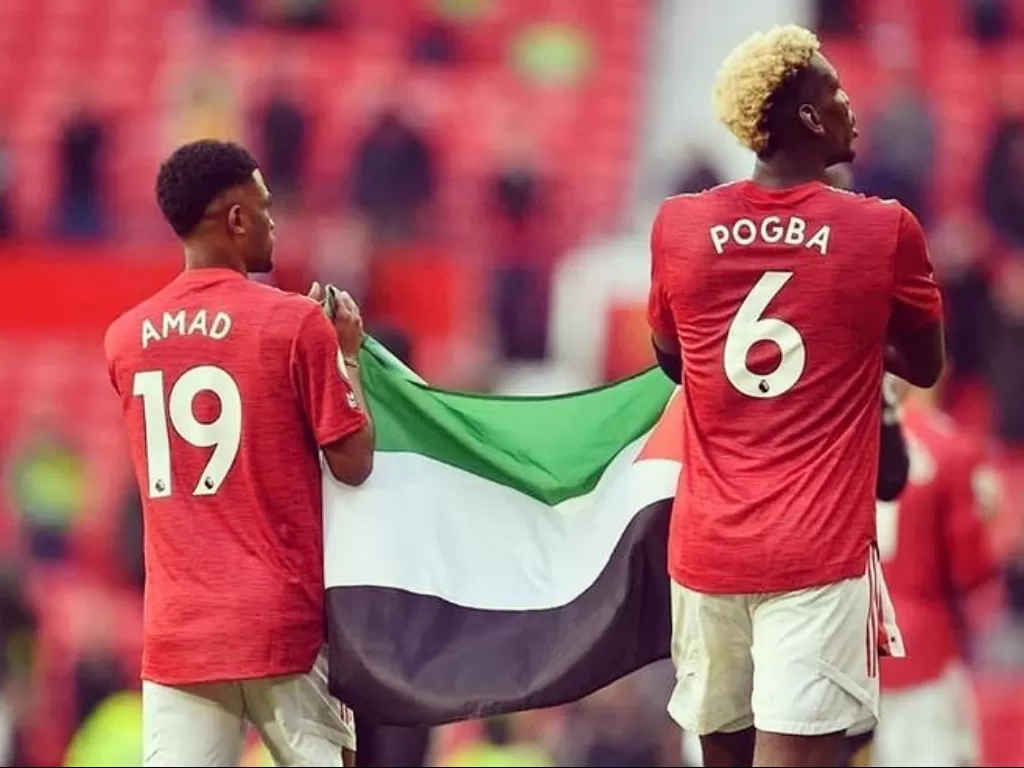 Paul Pogba dan Amad Diallo kibarkan bendera Palestina. (Instagram/@amaddiallo19)