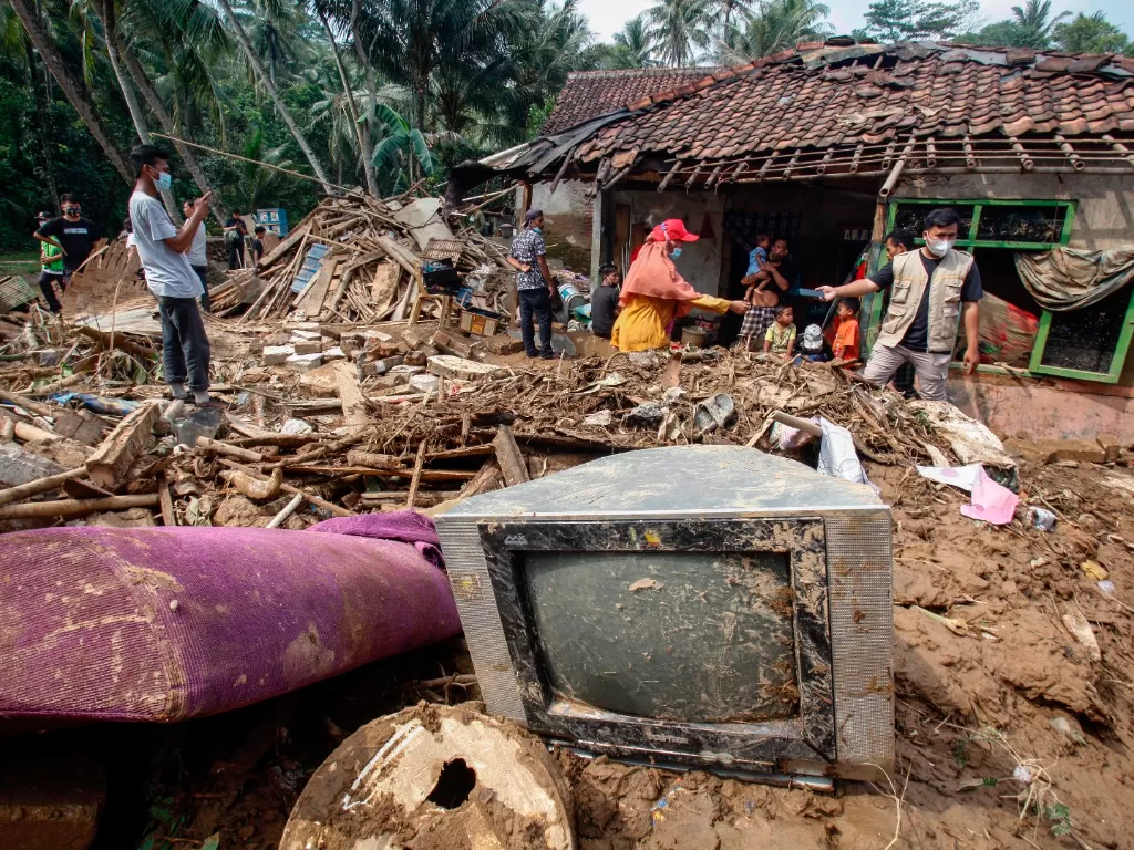  Rumah warga yang rusak terdampak banjir bandang di Desa Rengasjajar, Cigudeg, Kabupaten Bogor, Jawa Barat, Rabu (19/5/2021).  (photo/ANTARA FOTO/Yulius Satria Wijaya)