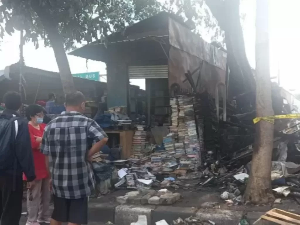 Sebanyak tujuh kios di kawasan Terminal Pasar Senen, Jalan Stasiun Senen, Jakarta Pusat, terbakar pada Selasa (18/5/2021) malam sekitar pukul 21.36 WIB. (ANTARA/Mentari Dwi Gayati)
