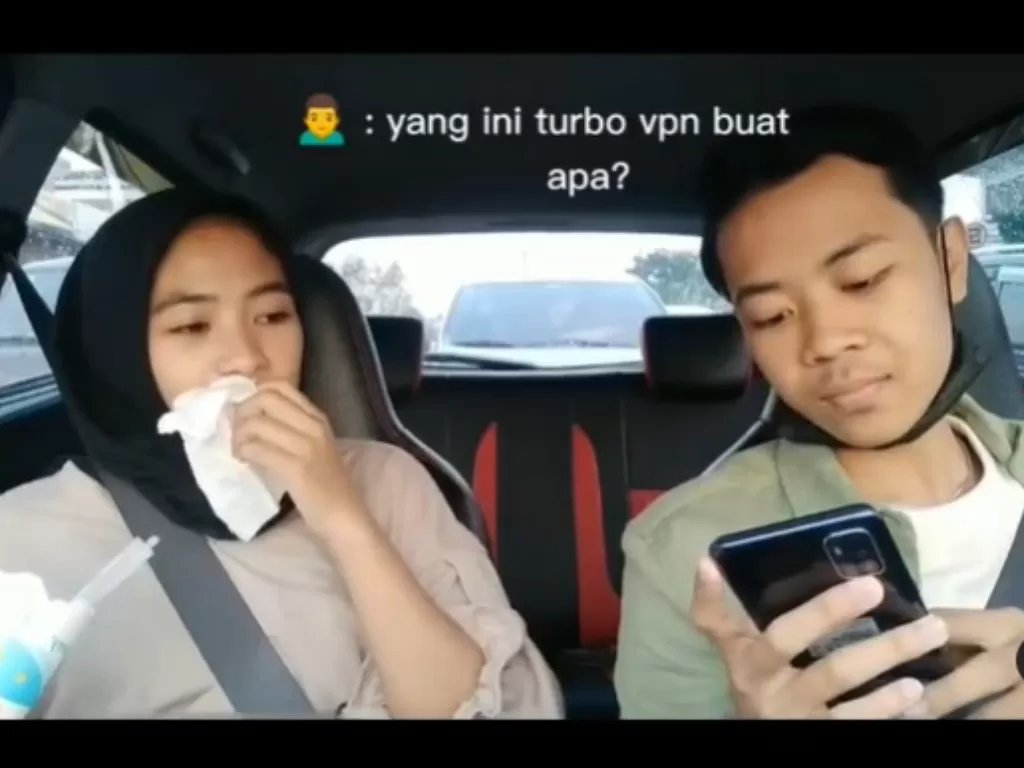 Pasangan yang sedang berbincang soal VPN di mobil. (Instagram/@anjritlaw)