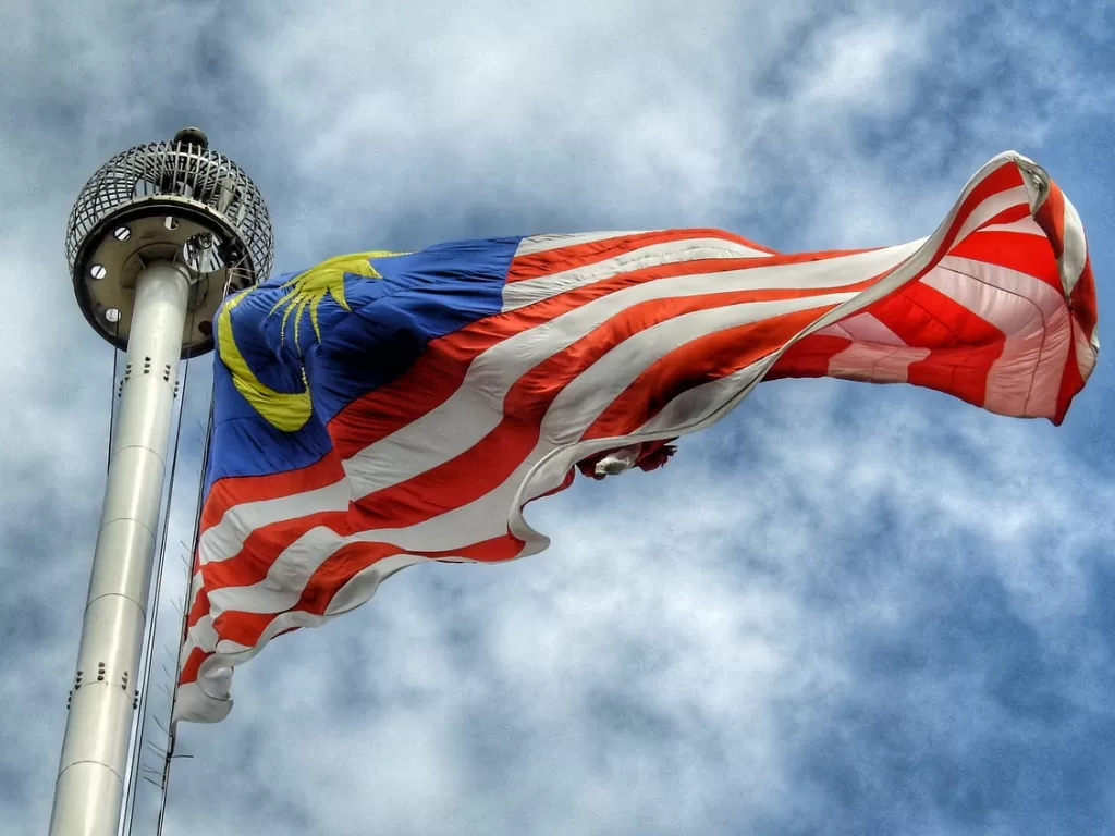 Ilustrasi bendera negara Malaysia. (Unsplash/@mkjr_).