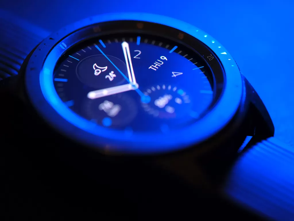 Tampilan smartwatch besutan Samsung dengan Tizen OS (photo/Unsplash/Samer Khodeir)