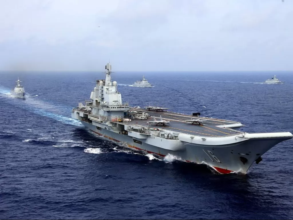 Ilustrasi. Kapal induk China Liaoning ambil bagian dalam latihan militer di Pasifik barat pada April 2018. (photo/CHINA STRINGER NETWORK via REUTERS/ilustrasi)