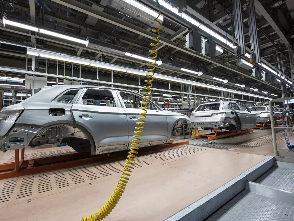 Tampilan proses pembuatan mobil di pabrik milik Audi (photo/Unsplash/Carlos Aranda)