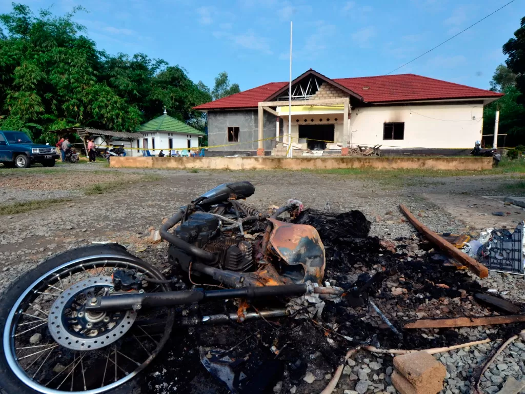 Puing kendaraan dinas yang dibakar oleh massa di Mapolsek Candipuro, Lampung Selatan. (Foto: ANTARA/Ardiansyah)