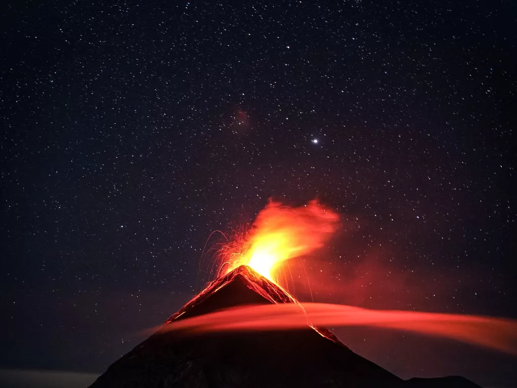 Ilustrasi gunung meletus. (Pexels/Clive Kim)