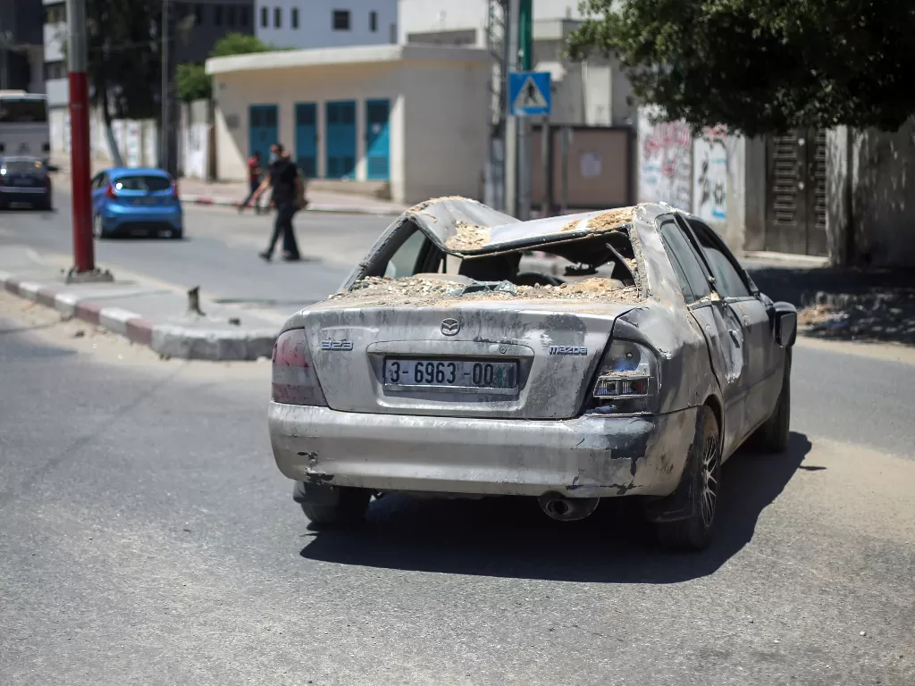 Mobil yang dikendarai warga Palestina dibom Israel di Gaza (REUTERS/Ibraheem Abu Mustafa)