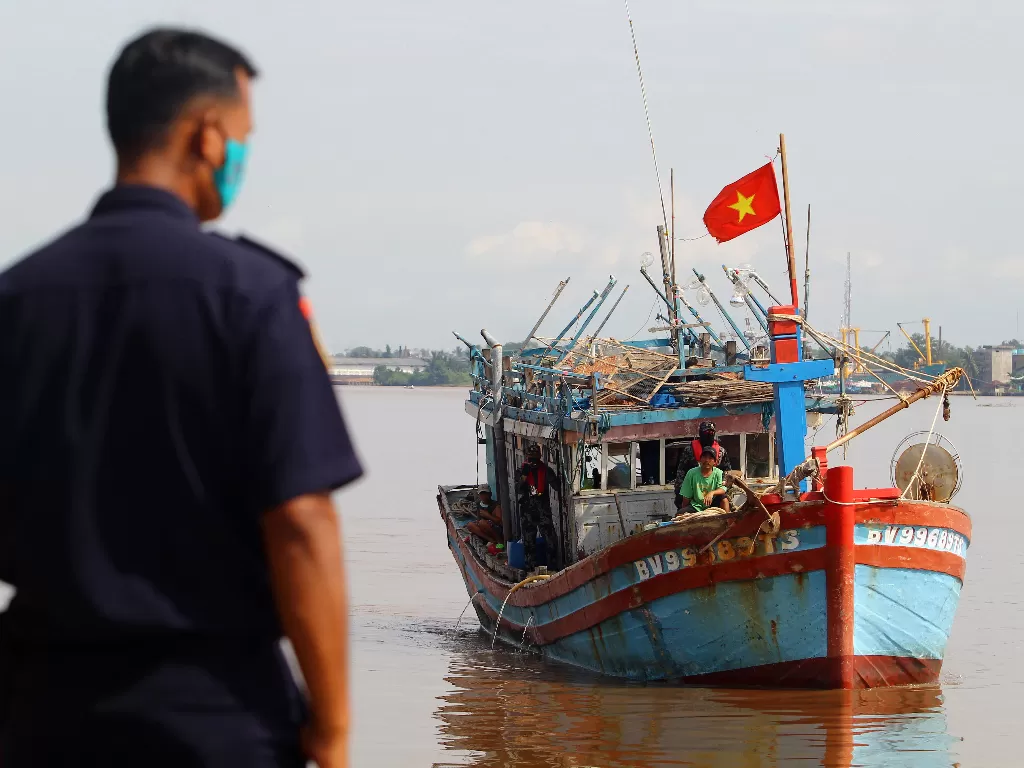 Petugas memantau kapan berbendera Vietnam yang mau mencuri ikan. (ANTARA FOTO/Jessica Helena Wuysang).