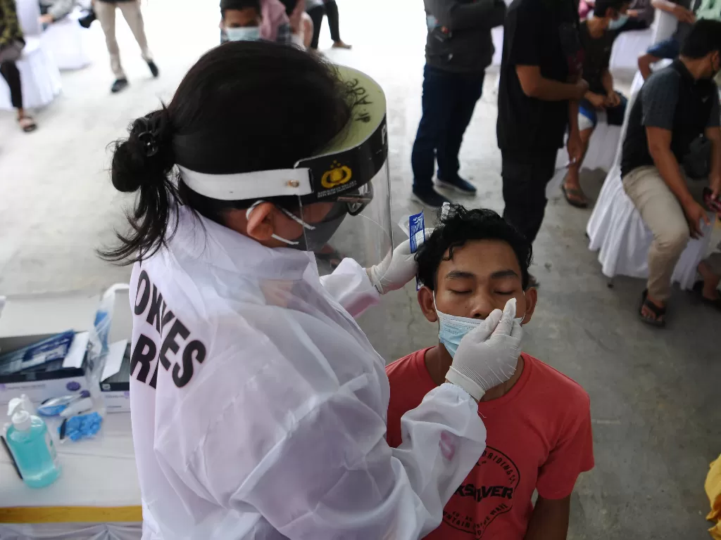 Warga yang telah balik dari mudik menjalani swab test antigen di Sunter, Jakarta (ANTARA FOTO/Hafidz Mubarak A/hp.).
