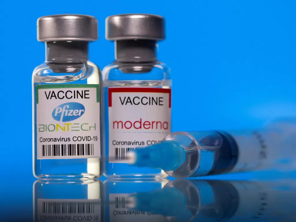 Vaksin Pfizer dan Moderna (Ilustrasi/REUTERS/Dado Ruvic)