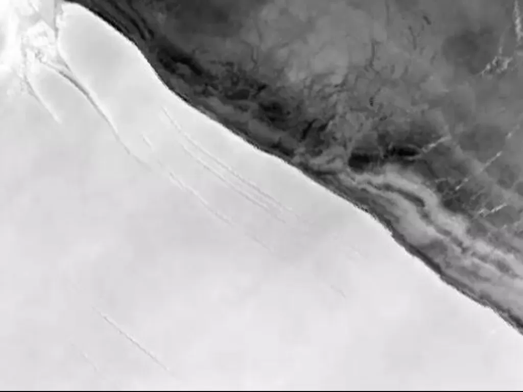 Tampilan gunung es terbesar di dunia yang pecah dari Antartika. (photo/Twitter/@AdrienWehrle)