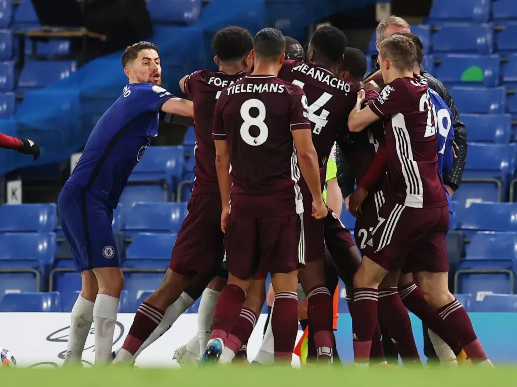 Pemain Chelsea dan Leicester ribut saat pertandingan (REUTERS/Catherine Ivill)
