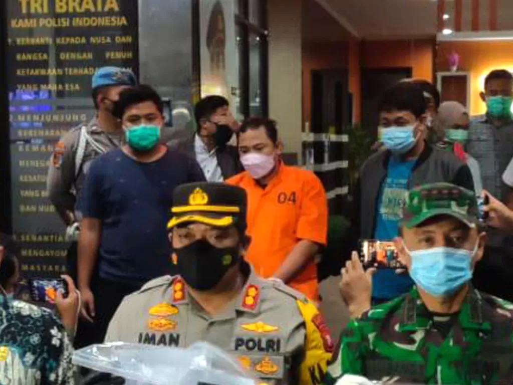 Pelaku penganiayaan (baju orange) terhadap anak sendiri di Serpong, Tangerang Selatan. (Istimewa)