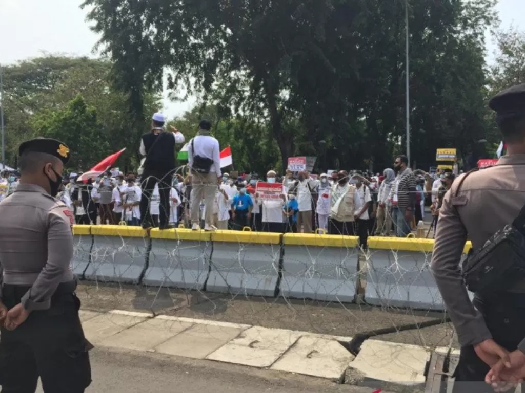 Situasi aksi ratusan massa bela Palestina di depan kedutaan besar Amerika Serikat Jakarta, Jumat (21/5/2021). (ANTARA/Mentari Dwi Gayati)