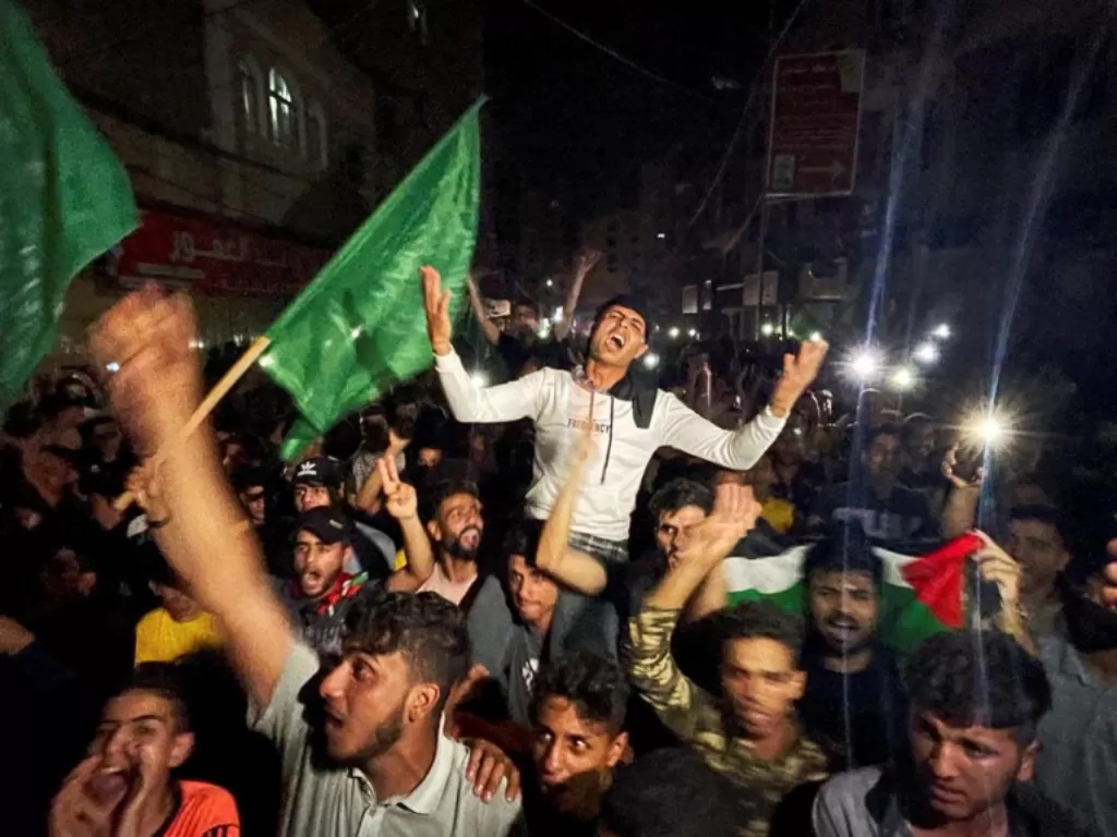 Rakyat Palestina merayakan kemenangannya di Kota Gaza dengan turun ke jalan dan kumandangkan takbir. (Ibraheem Abu Mustafa/Reuters)